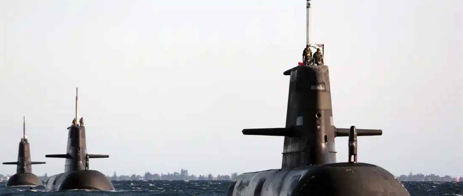 Os submarinos classe Collins HMAS Dechaineux, HMAS Waller e HMAS Sheean em formação em Cockburn Sound, perto de Rockingham, Austrália Ocidental, em 2013 (David Connolly/Marinha Real Australiana).