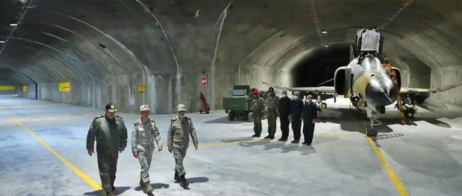 Oficiais iranianos na base subterrânea da Força Aérea do Irã, chamada "Eagle 44", em 7 de fevereiro (Anadolu via Getty Images).