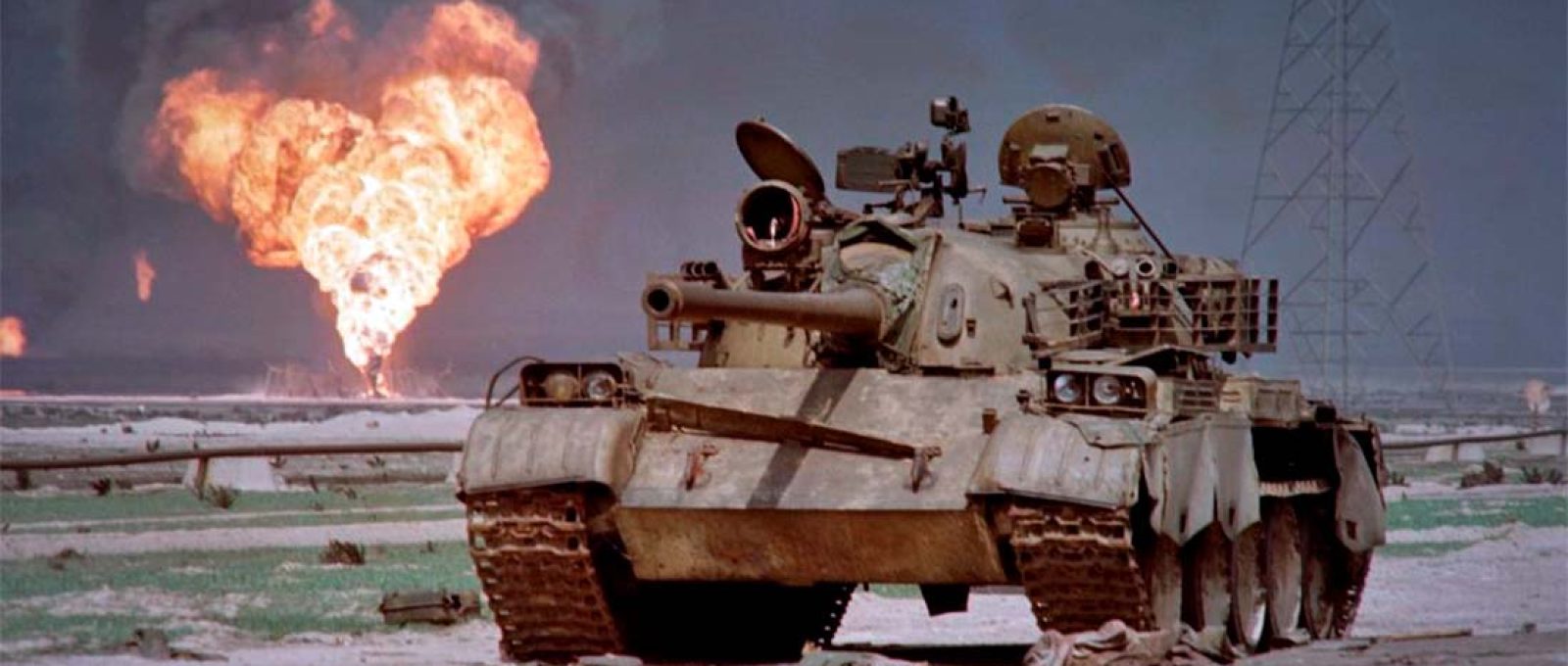 Tanque T-62 iraquiano abandonado no deserto do Kuwait em 2 de abril de 1991 (AFP).