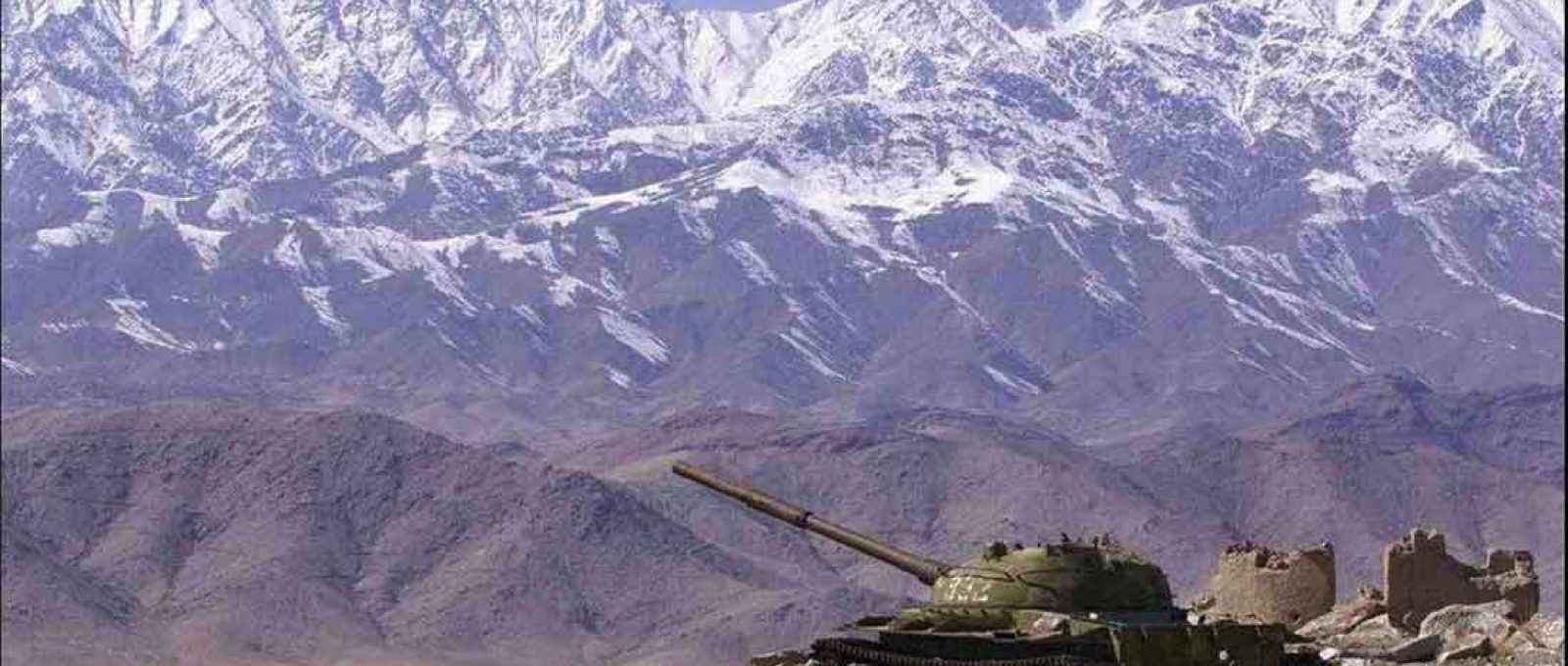 Um T-62 em posição de tiro em algum lugar nas montanhas Hindu Kush, no Afeganistão, entre 1984 e 1985 (Foto: Sergey Novikov, da 5º Cia. Aerotransportada do Exército Vermelho/Wikimedia Commons).