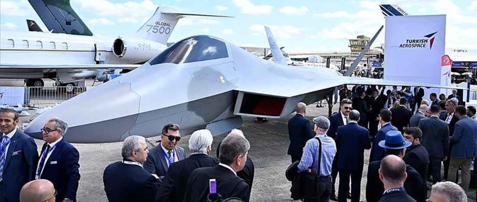 Maquete em taanho natural do caça turco TF-X em feira do setor (Foto: Anadolu).