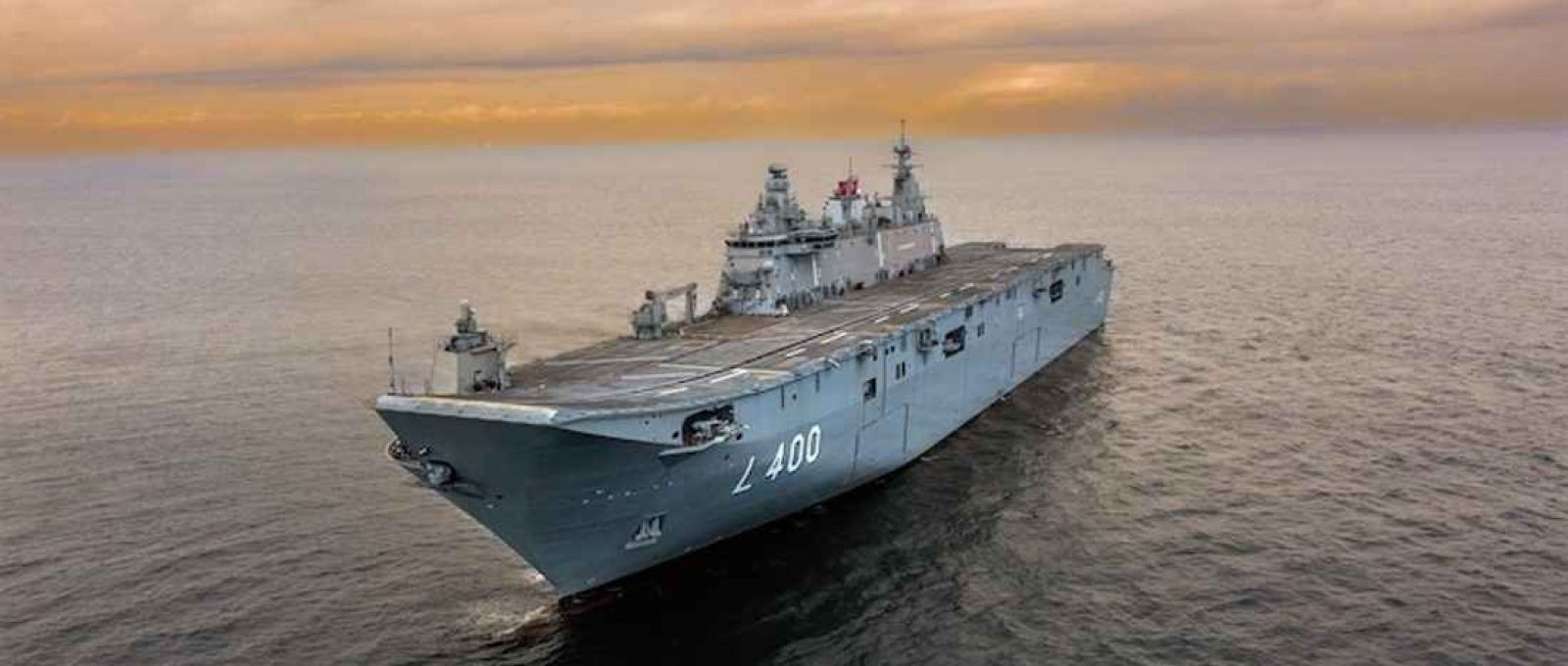 O primeiro “porta-drones” do mundo e o maior navio de guerra da Turquia, o navio de assalto anfíbio multifuncional TCG Anadolu, em 6 de dezembro de 2022 (Agência Anadolu).