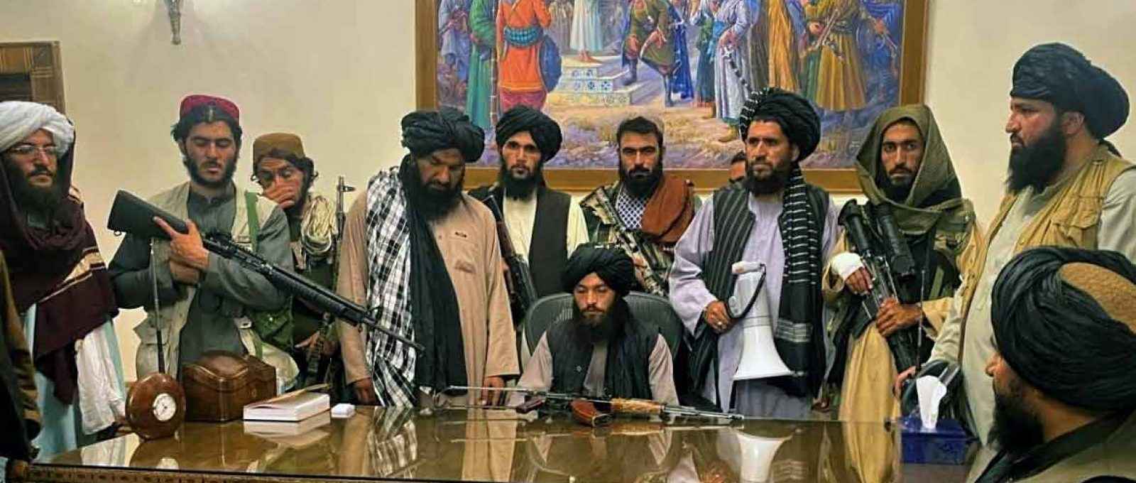 Combatentes do Talibã assumem o controle do palácio presidencial em Cabul, Afeganistão (Foto: Zabi Karimi/AP Photo).