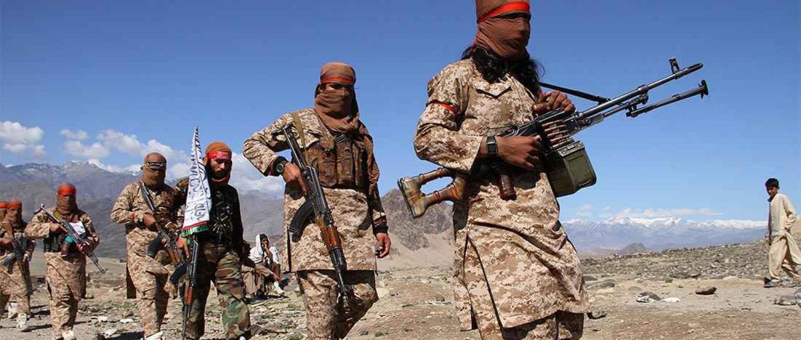 Combatentes do Talibã no Afeganistão em março de 2020 (Foto: Wali Sabawoon/NurPhoto/Getty Images).