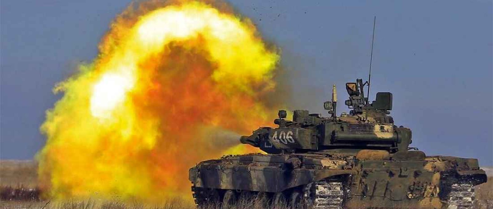 Tanque T-90 russo disparando (Creative Commons).