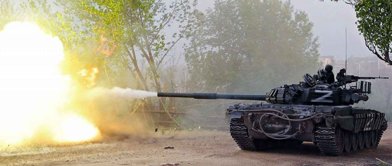 Tropas pró-Rússia disparam de um tanque durante combates no conflito Rússia-Ucrânia perto da siderúrgica Azovstal em Mariupol, no sul da Ucrânia, em 5 de maio de 2022 (Alexander Ermochenko/Reuters).
