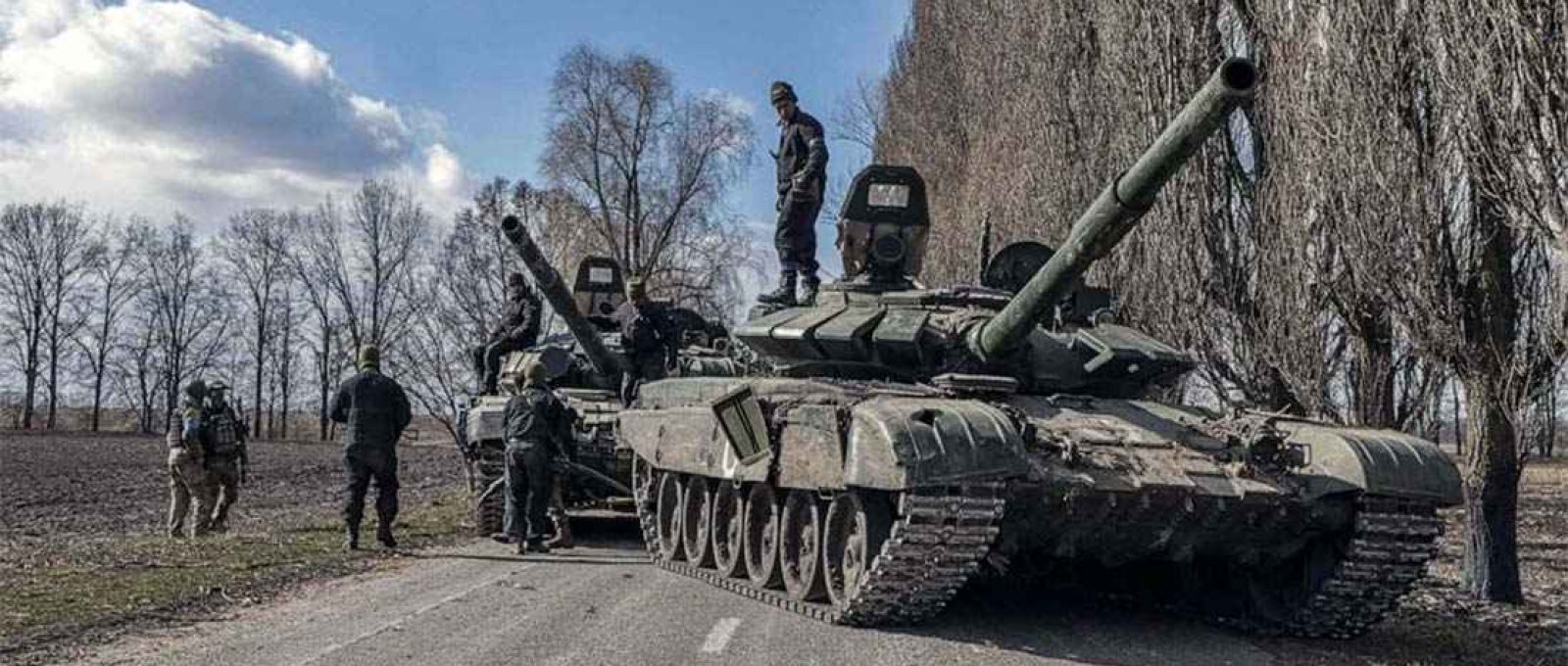 Militares ucranianos inspecionam carros de combate russos capturados na vila de Lukyanivka, nos arredores de Kiev, na Ucrânia, em 27 de março de 2022 (Marko Djurica/Reuters).