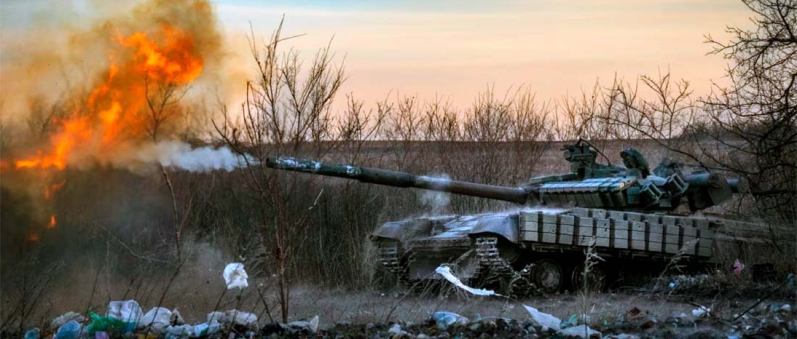 Tanque ucraniano dispara contra posições russas em Chasov Yar durante combates em fevereiro (AP/RFL-RL).