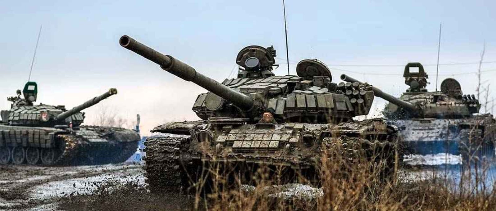 Tanques russos na Cordilheira Kadamovsky, na região de Rostov, Rússia, em 3 de fevereiro de 2022 (Erik Romanenko/TASS via Getty Images).