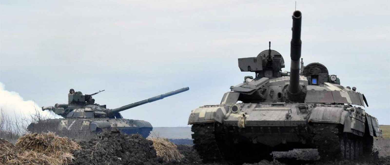 Carros de combate ucranianos durante exercícios perto da fronteira da Crimeia em 14 de abril de 2021 (Foto: Imprensa Serviço de Estado-Maior das Forças Armadas da Ucrânia/Reuters).