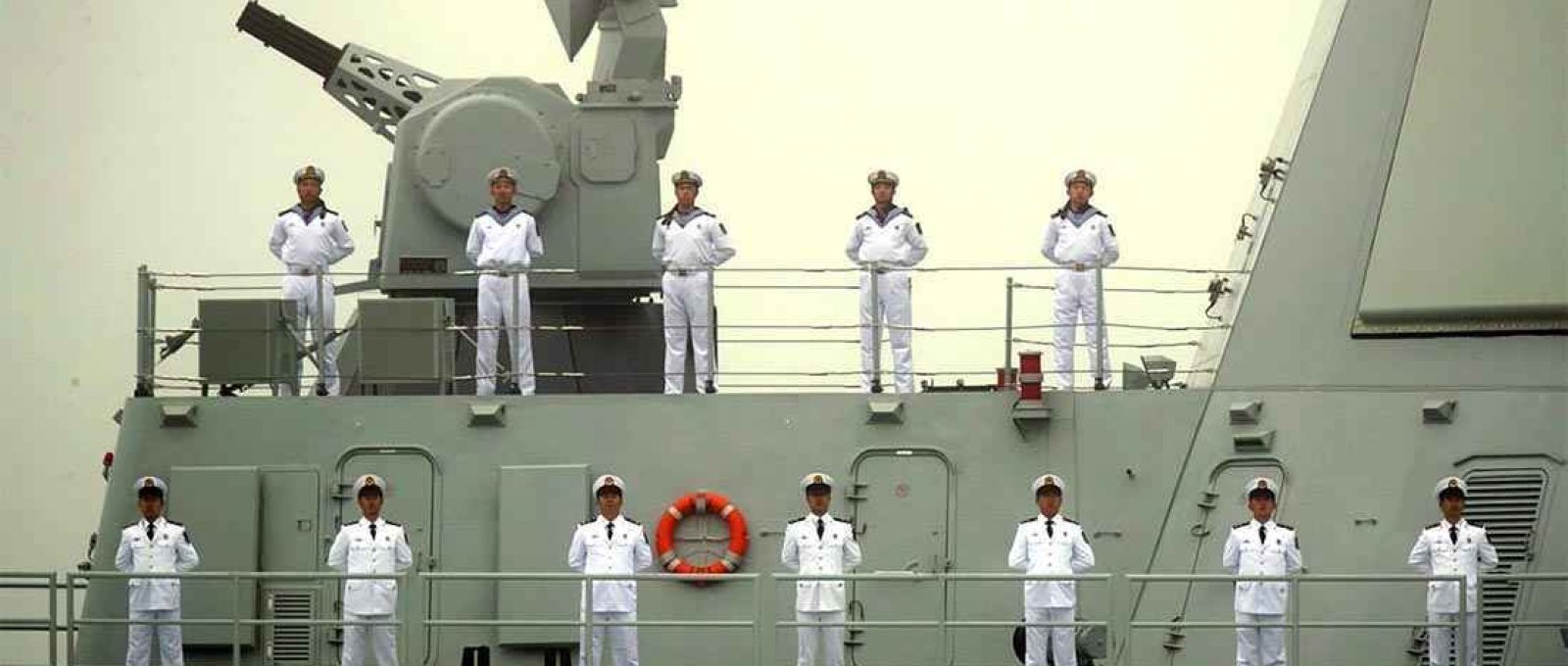 Marinheiros no convés do destroier de mísseis guiados Tipo 055 Nanchang em desfile em 23 de abril de 2019 (Foto: Mark Schiefelbein/AFP via Getty Images).