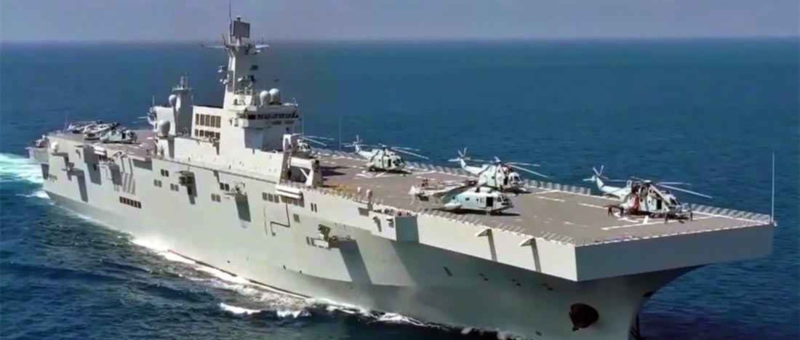 O navio de assalto anfíbio Tipo 075 da China tem o número 31 em seu casco, indicando seu provável papel como um pequeno porta-aviões (Foto: Weibo).
