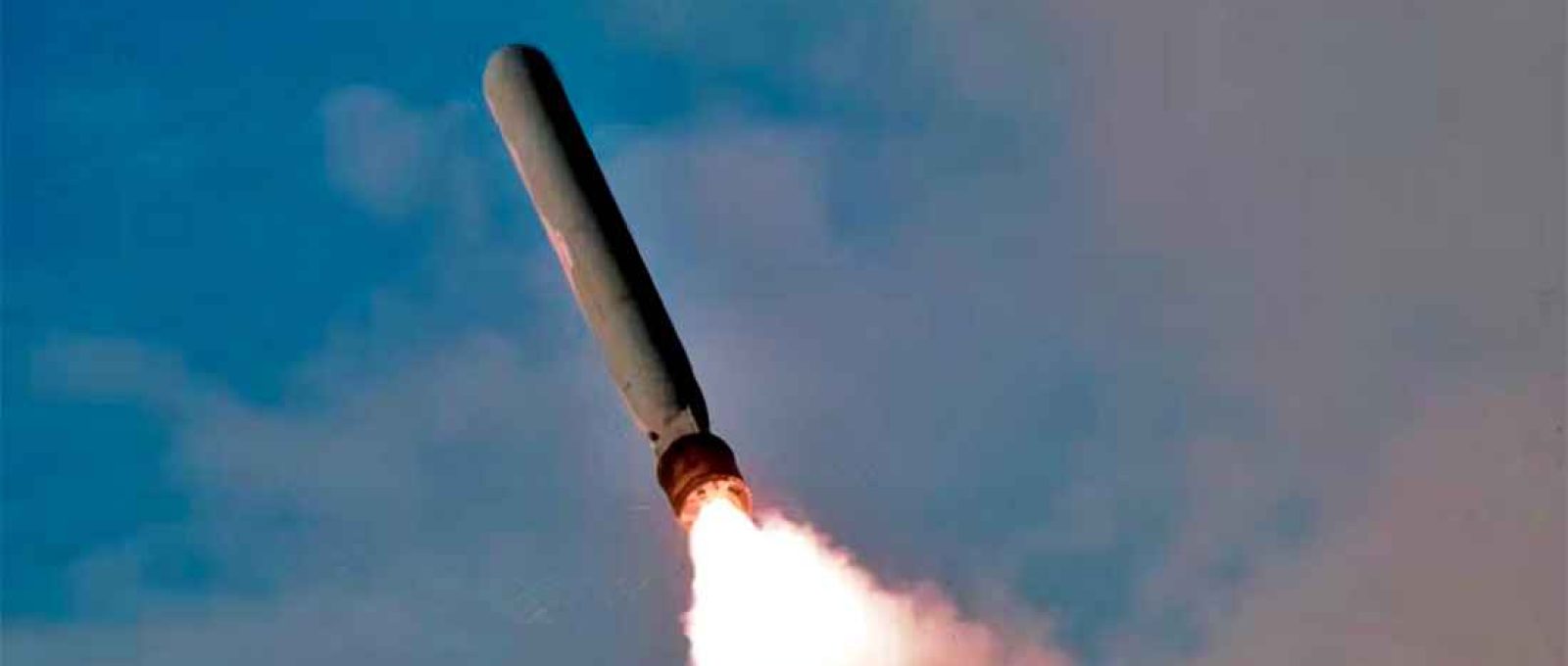 Lançamento de um míssil de cruzeiro americano Tomahawk (US Department of Defense).