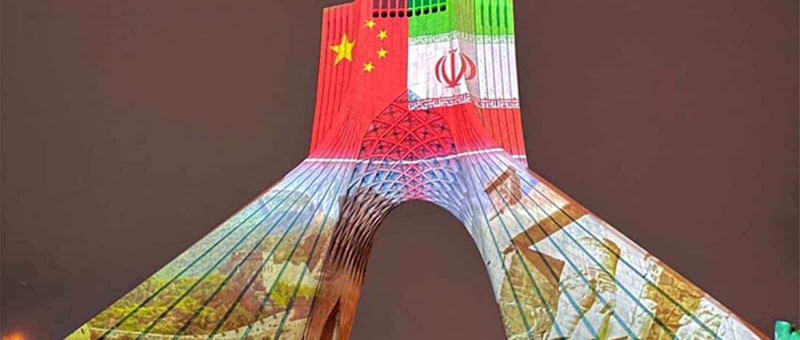 A Torre Azadi é iluminada para marcar o Ano Novo Lunar Chinês em Teerã, Irã, em 31 de janeiro de 2022 (Embaixada da China no Irã/Xinhua).
