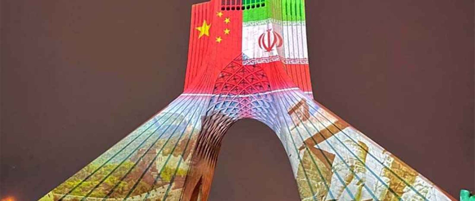 A Torre Azadi é iluminada para marcar o Ano Novo Lunar Chinês em Teerã, Irã, em 31 de janeiro de 2022 (Embaixada da China no Irã/Xinhua).