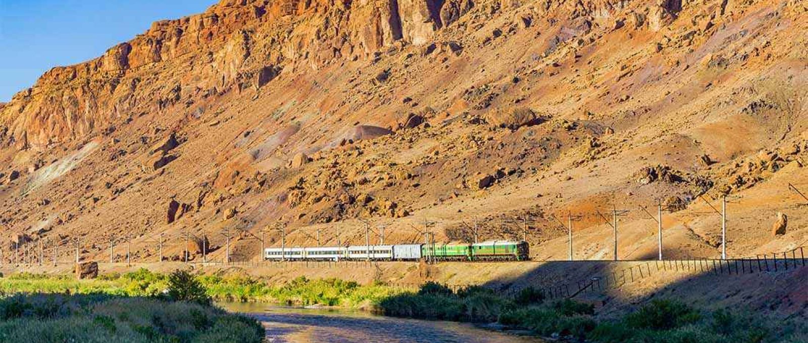 Trem passa pelas margens do rio Araz perto de Julfa, Nakhichevan, região do Corredor Zangezur (Uwe Seidner/Shutterstock).
