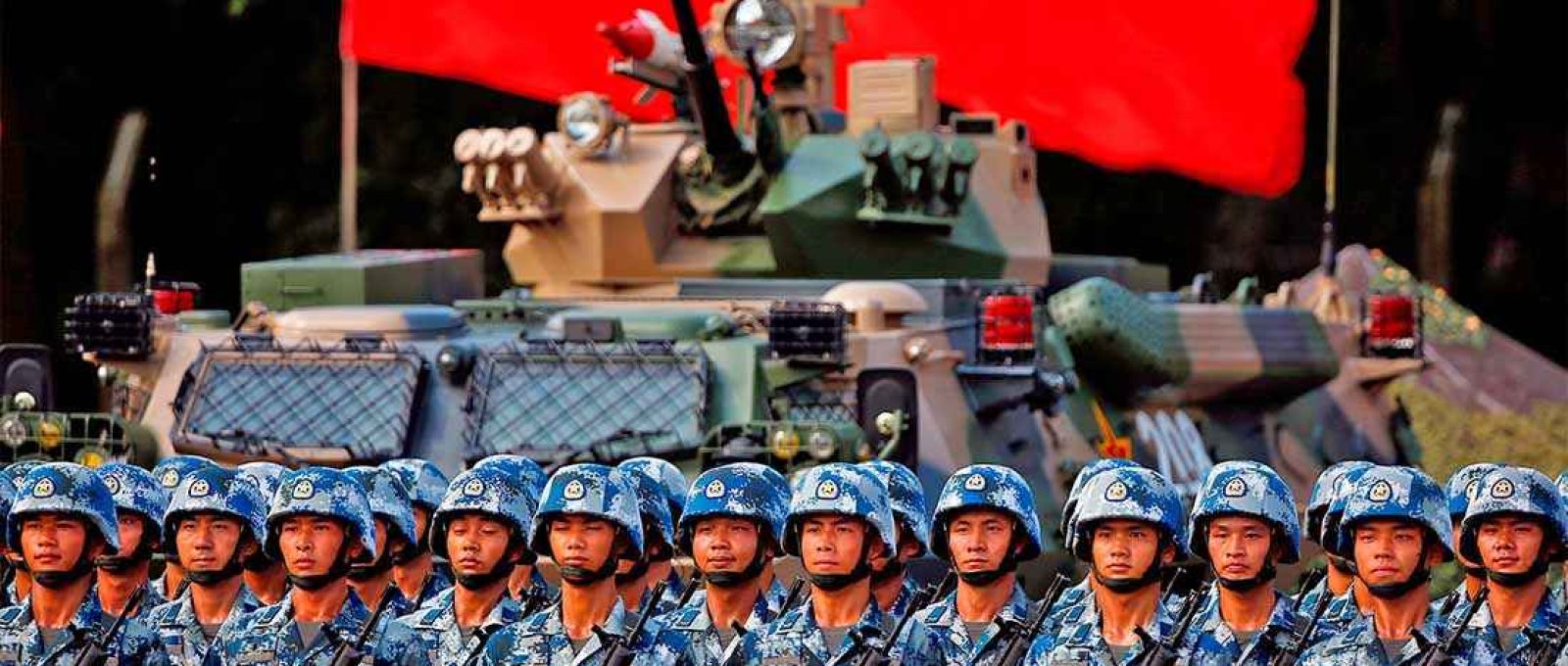 Tropas chinesas aguardam o presidente Xi Jinping na guarnição do ELP em Hong Kong em evento de 2017 que marcou o 20º aniversário da transferência da cidade do domínio britânico (Damir Sagolj/Reuters).