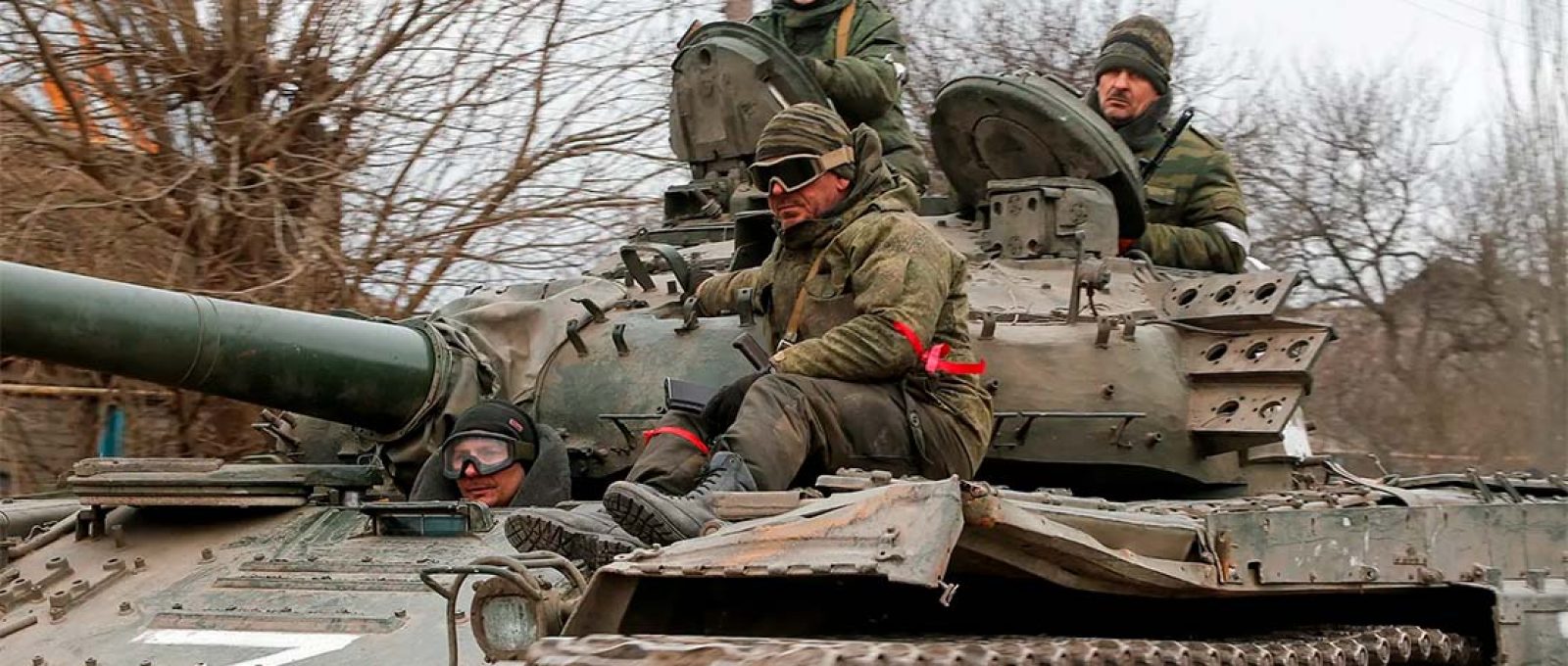 Tropas pró-russas em um tanque no assentamento de Buhas, controlado pelos separatistas, em Donetsk, Ucrânia, 1º de março de 2022 (Alexandre Ermochenko/REUTERS).