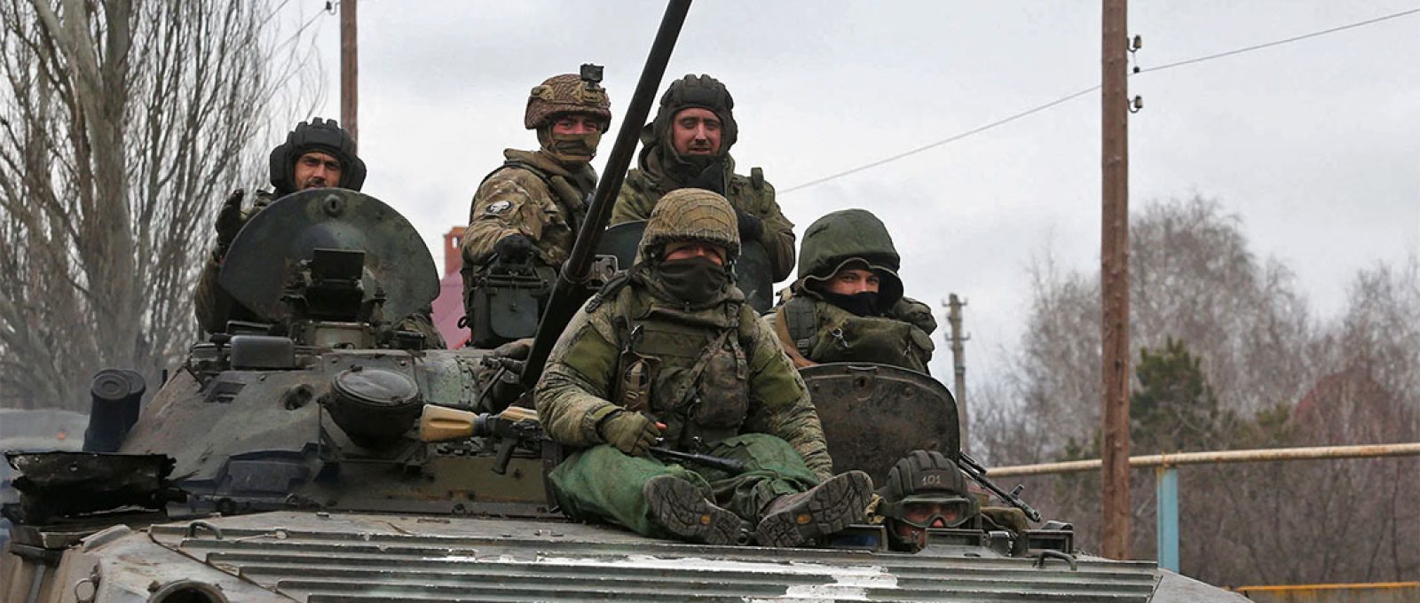 Tropas pró-Rússia em um veículo blindado marcado com a letra “Z” na região de Donetsk, Ucrânia, em 1º de março de 2022 (Alexander Ermochenko/Reuters).