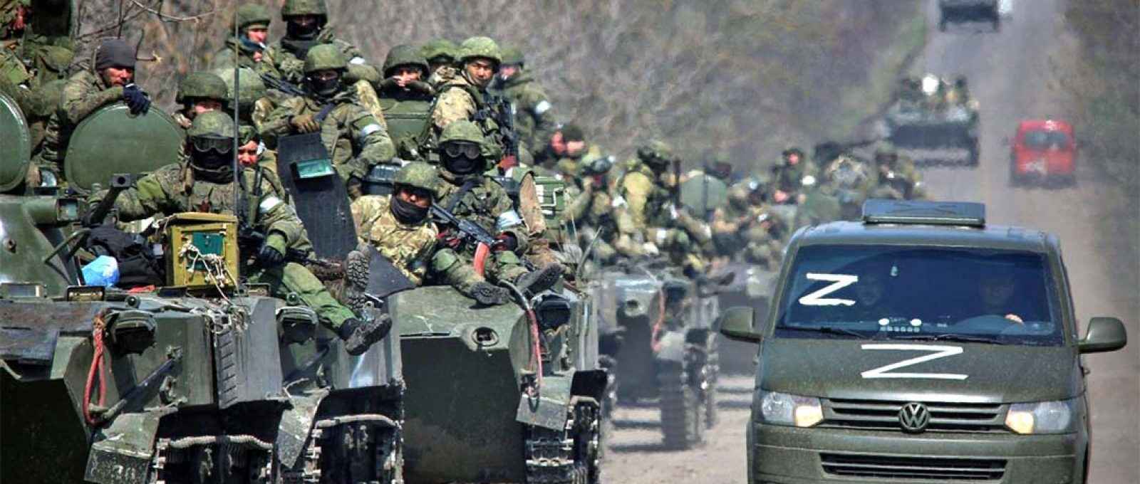 Tropas pró-Rússia em deslocamento em uma estrada que leva a Mariupol, no sul da Ucrânia, na última sexta-feira 15 de abril (Reuters).