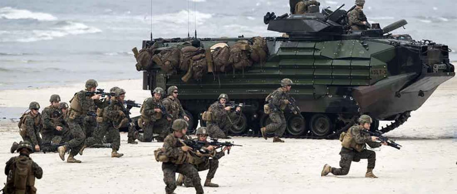 Fuzileiros navais dos EUA com veículos de assalto anfíbios participam de operação de desembarque durante o exercício Baltops 2018 (Foto: AP).