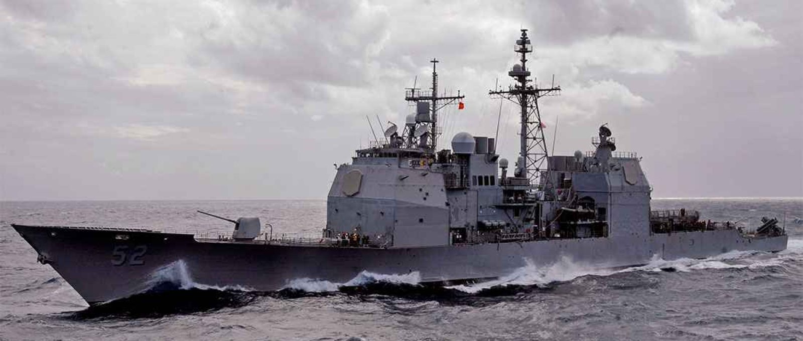 O cruzador USS Bunker Hill, da Marinha dos EUA, navega no Oceano Atlântico durante o exercício Southern Seas, em 4 de março de 2010 (Seaman Aaron Shelley/US Navy).