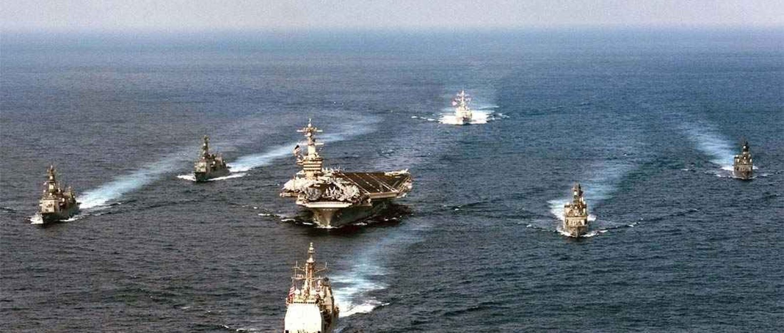 O porta-aviões da Marinha dos EUA USS Carl Vinson, o destroier de mísseis guiados USS Wayne E. Meyer e o cruzador de mísseis guiados USS Lake Champlain participam de um exercício com os destroieres da Força de Autodefesa Marítima do Japão no Mar das Filipinas em 28 de março (Matt Brown/US Navy/EPA).