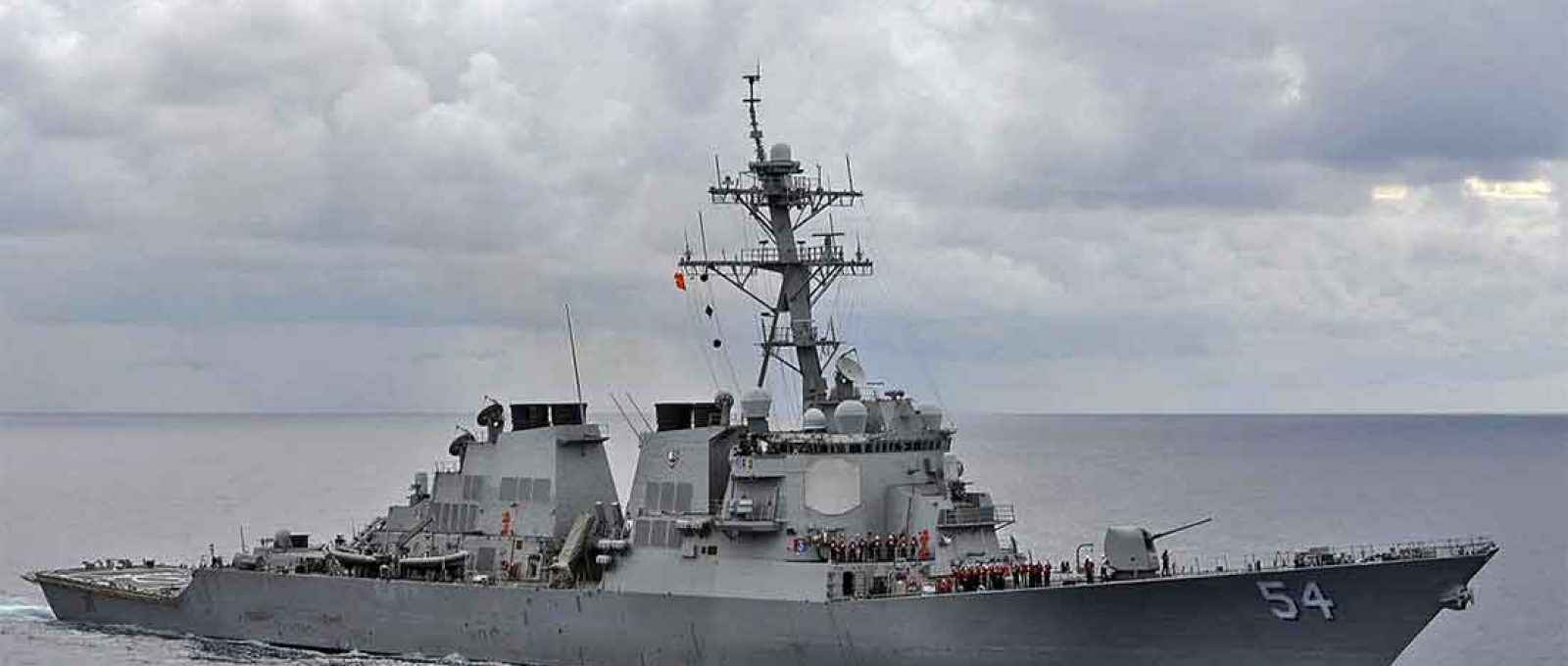 O destroier de mísseis guiados da US Navy USS Curtis Wilbur no mar das Filipinas em agosto de 2013 (Foto: Declan Barnes/US Navy).