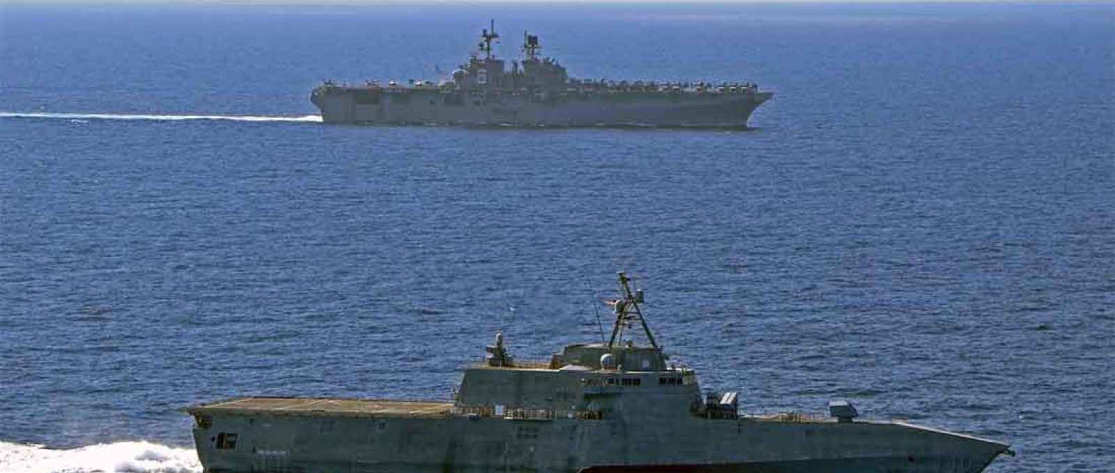O navio de assalto anfíbio USS America navega com o navio de combate litorâneo USS Gabrielle Giffords em 13 de março de 2020, no Mar do Sul da China (Foto: US Navy).