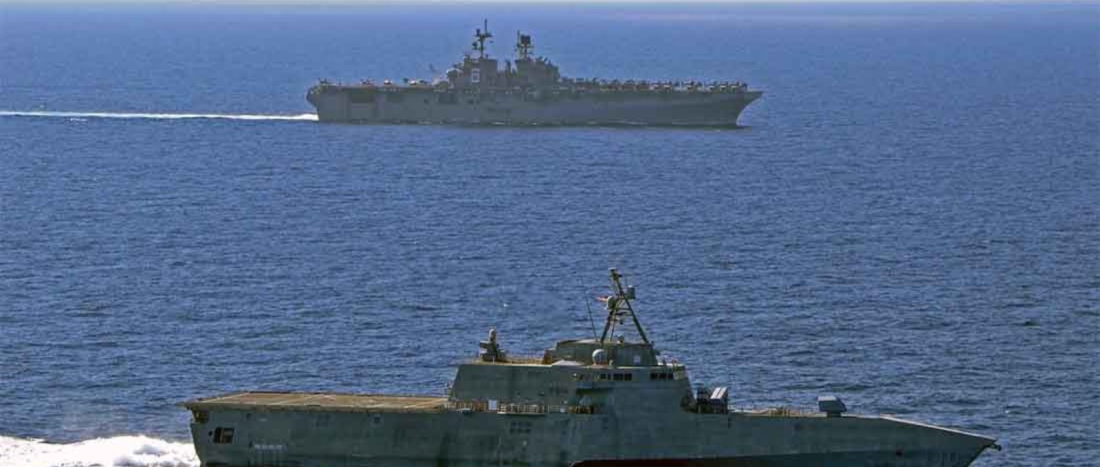 O navio de assalto anfíbio USS America navega com o navio de combate litorâneo USS Gabrielle Giffords em 13 de março de 2020, no Mar do Sul da China (Foto: US Navy).