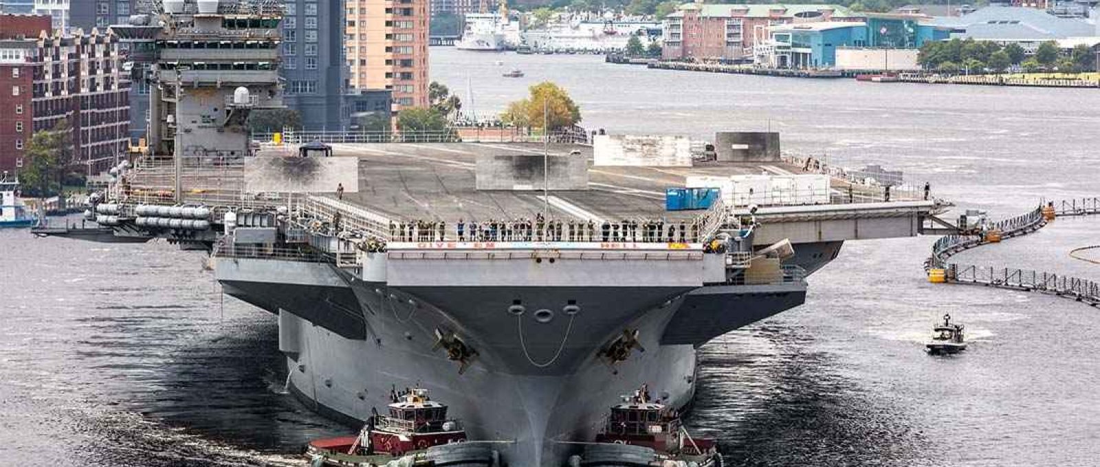 O porta-aviões americano USS Harry S. Truman chega ao Estaleiro Naval de Norfolk em 7 de julho de 2020, para um período de manutenção estendida (Shelby West/US Navy).
