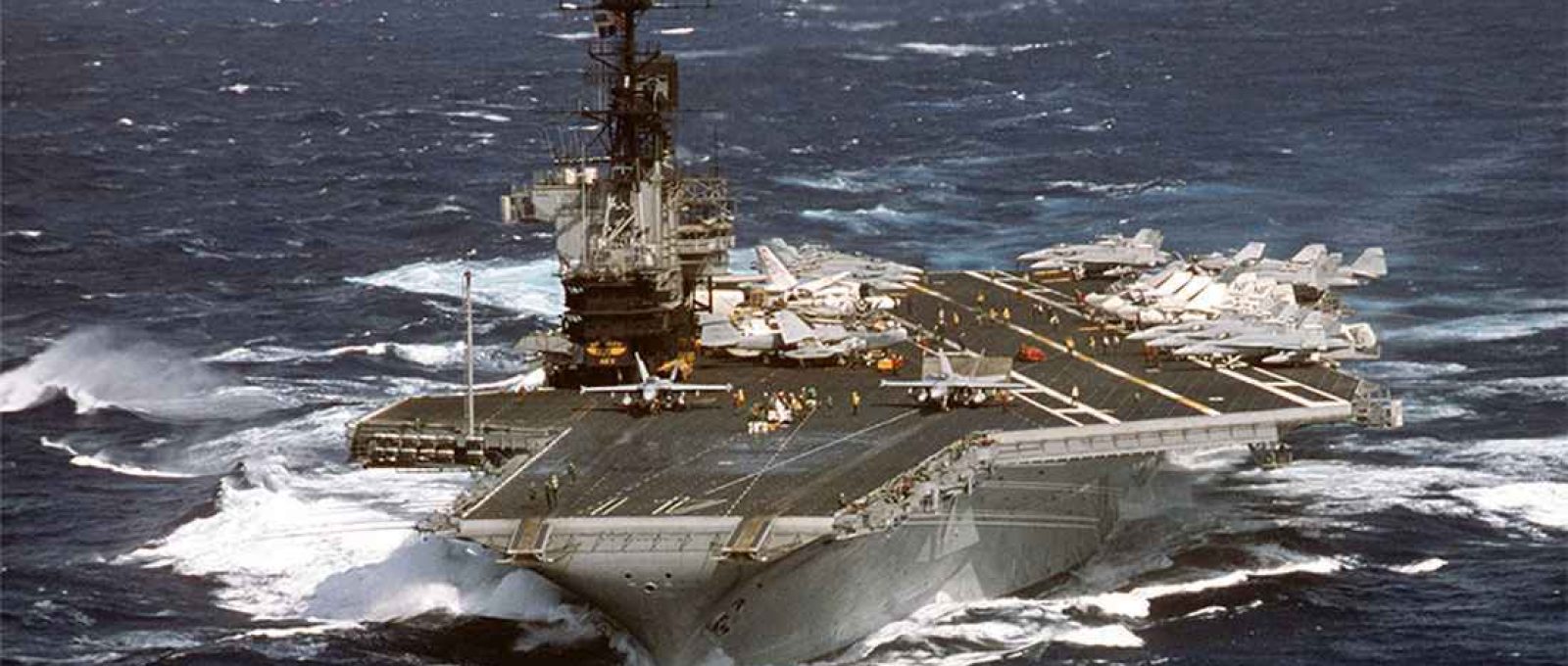 O porta-aviões USS Midway navega no Mar das Filipinas, junho de 1987 (U.S. National Archives).