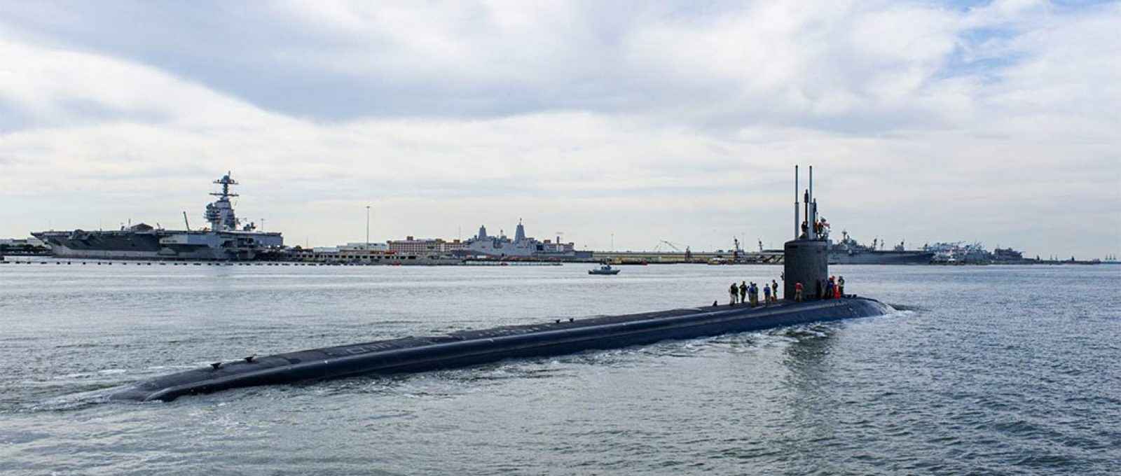 O USS New Hampshire, submarino de ataque classe Virginia, entrando na Estação Naval de Norfolk em 7 de maio de 2021 (Foto: Alfred A. Coffield/US Navy).