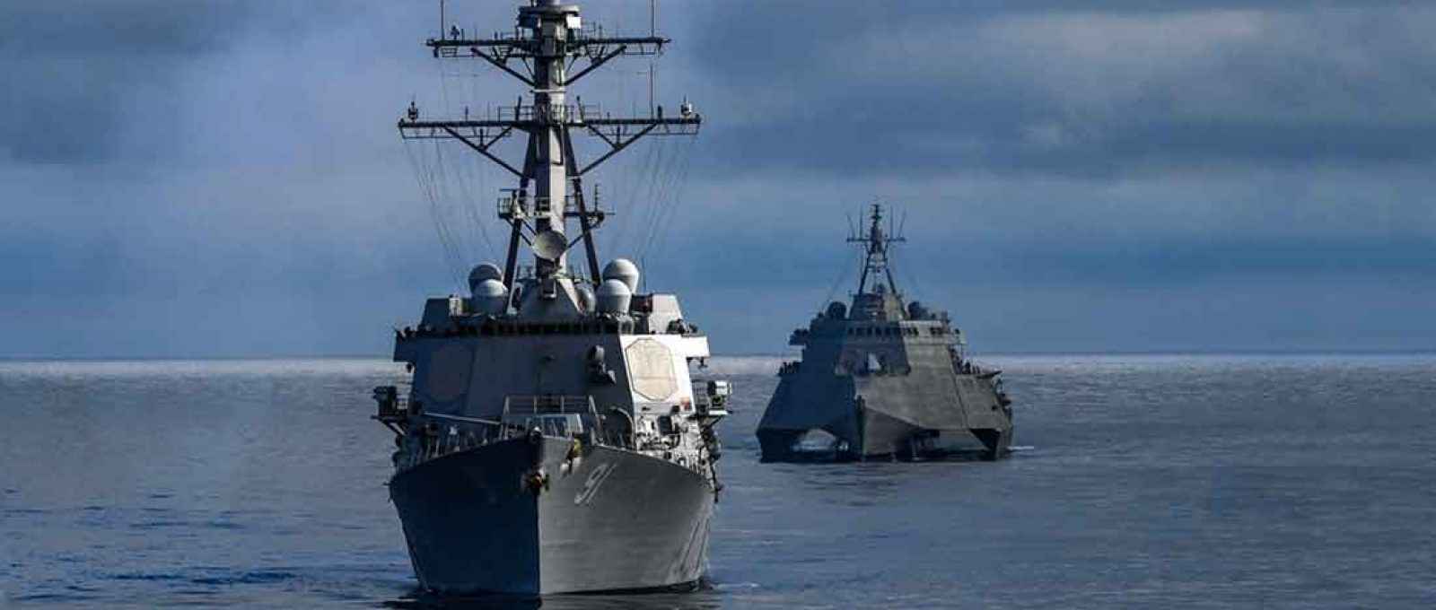 O destroier USS Pinckney (DDG 91), à frente, e o navio de combate litorâneo USS Omaha (Foto: Alex Corona/US Navy).