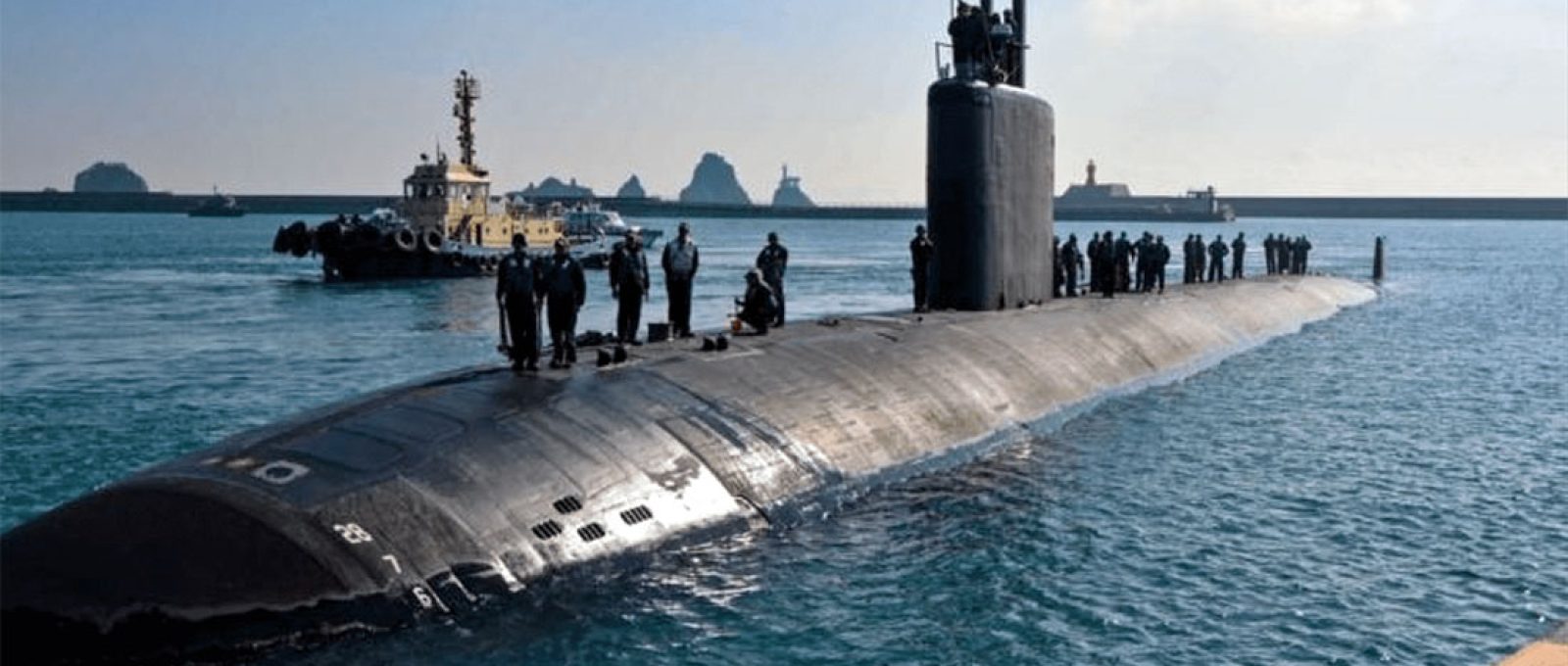 O submarino de ataque rápido movido a energia nuclear USS Springfield chega à base naval de Busan, na Coreia do Sul (US Pacific Fleet).