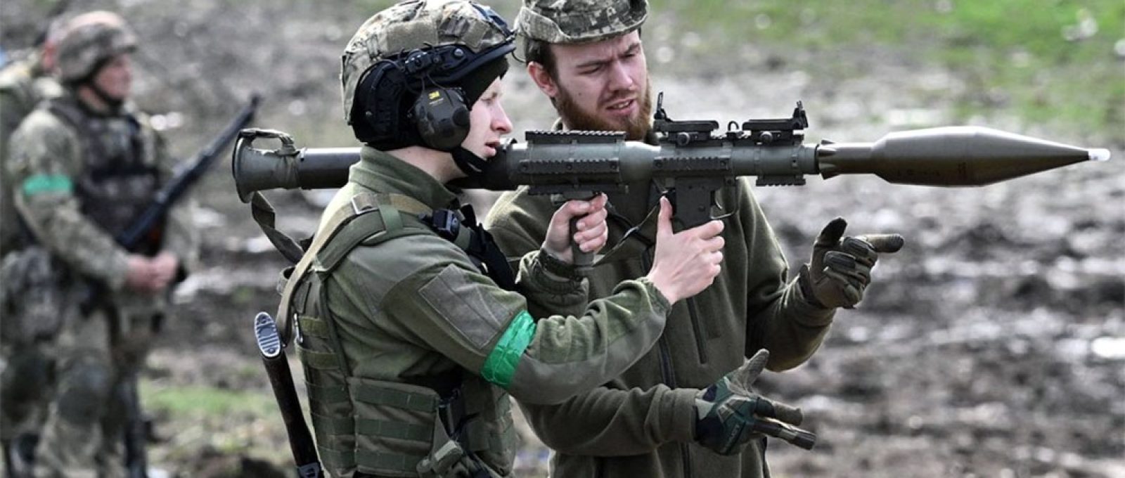Soldado ucraniano se prepara para disparar um RPG durante um treinamento na região de Donetsk em 7 de abril de 2023 (Genya Savilov/AFP via Getty Images).