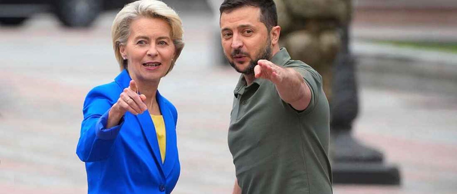 O presidente ucraniano Volodymyr Zelensky e a presidente da Comissão Europeia, Ursula von der Leyen, conversam em Kiev, Ucrânia, em 15 de setembro de 2022 (AP).