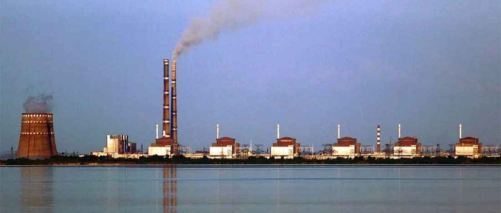 Duas usinas de energia em Enerhodar, a cerca de 50 km de Zaporizhzhya, na Ucrânia, vistas do outro lado do reservatório de Kakhovka, no rio Dnieper (Ralf1969/CC BY-SA 3.0/Wikimedia Commons).