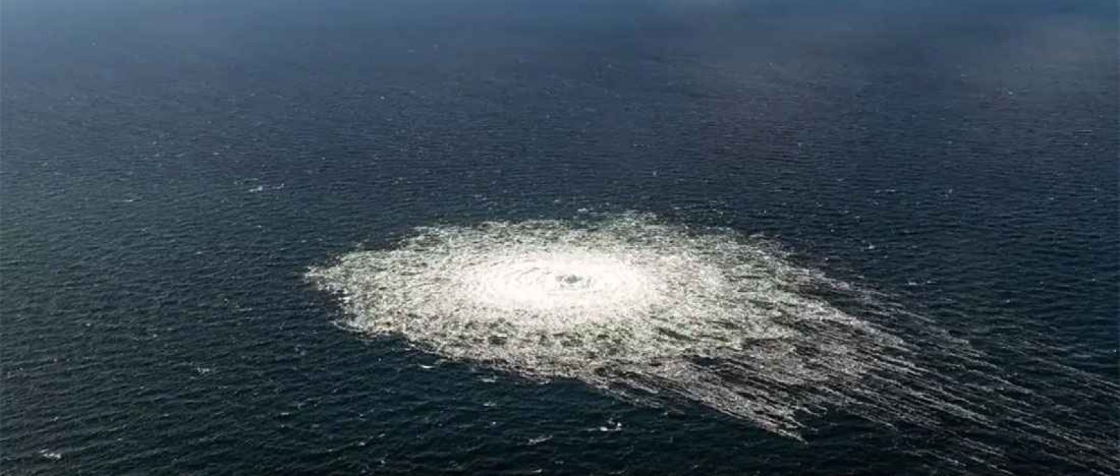 Imagem divulgada em 27 de setembro pelo Ministério da Defesa da Dinamarca mostra o vazamento de gás no gasoduto Nord Stream 2 (AFP).