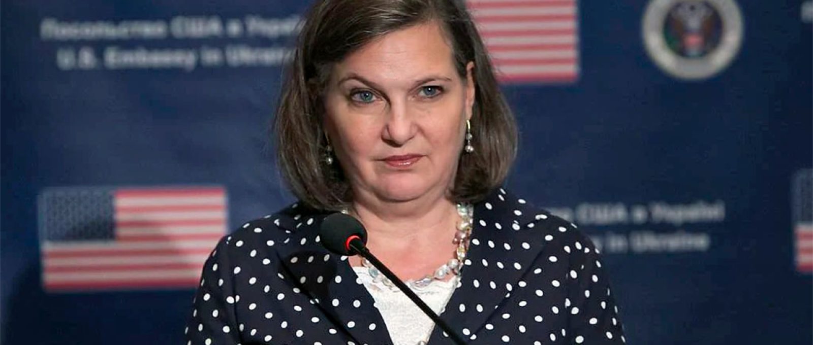 A então secretária de Estado Adjunta dos EUA para Assuntos Europeus e Eurasiáticos, Victoria Nuland, em coletiva de imprensa na Embaixada dos EUA em Kiev, Ucrânia, 27 de abril de 2016 (Departamento de Estado).