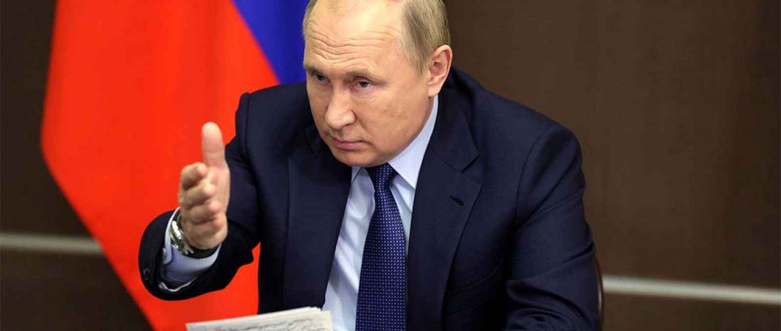 O presidente russo, Vladimir Putin, participa de uma reunião com membros do governo por meio de um link de vídeo em Sochi, Rússia, 24 de novembro de 2021 (Reuters).