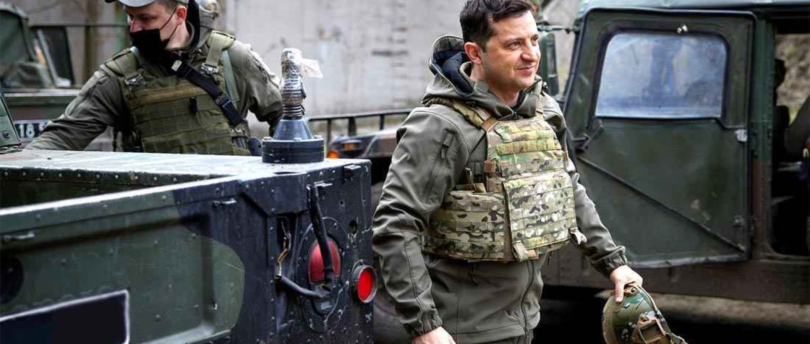 O presidente da Ucrânia, Volodymyr Zelenskiy, visita posições das forças armadas perto da linha de frente com separatistas apoiados pela Rússia na região de Donbass, Ucrânia, em 9 de abril de 2021 (Foto: Serviço de Imprensa da Presidência da Ucrânia/via Reuters).