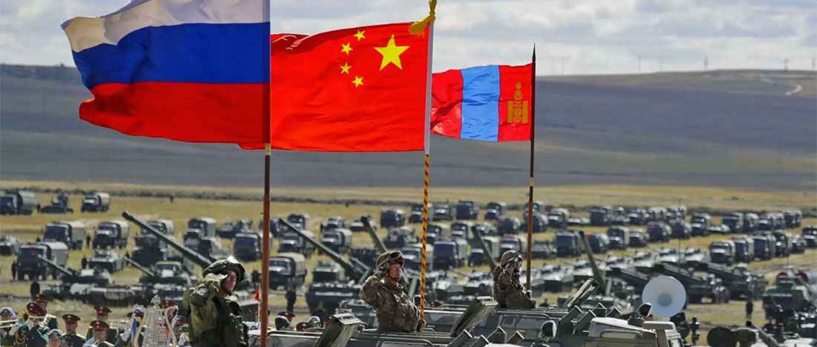 Bandeiras da Rússia, China e Mongólia na cerimônia de abertura dos exercícios Vostok 2018 (AP).