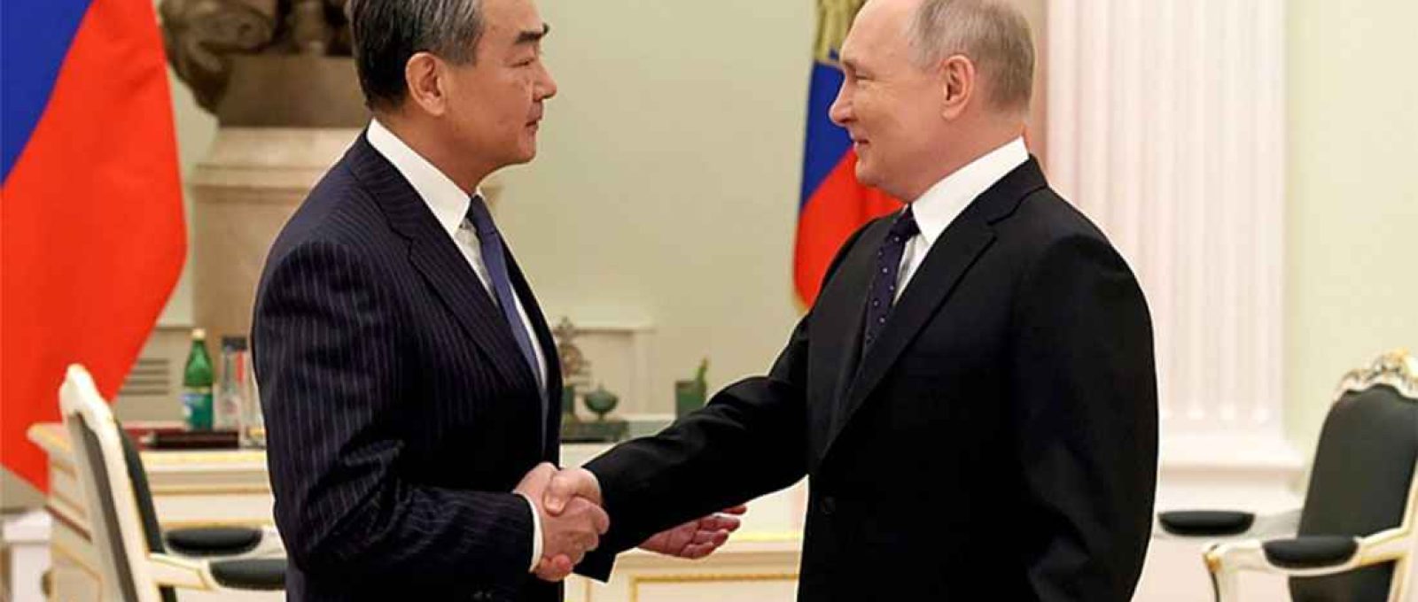 O presidente russo, Vladimir Putin, se reúne com Wang Yi, do Bureau Político do Comitê Central do Partido Comunista da China (Anton Novoderezhkin/Tass).