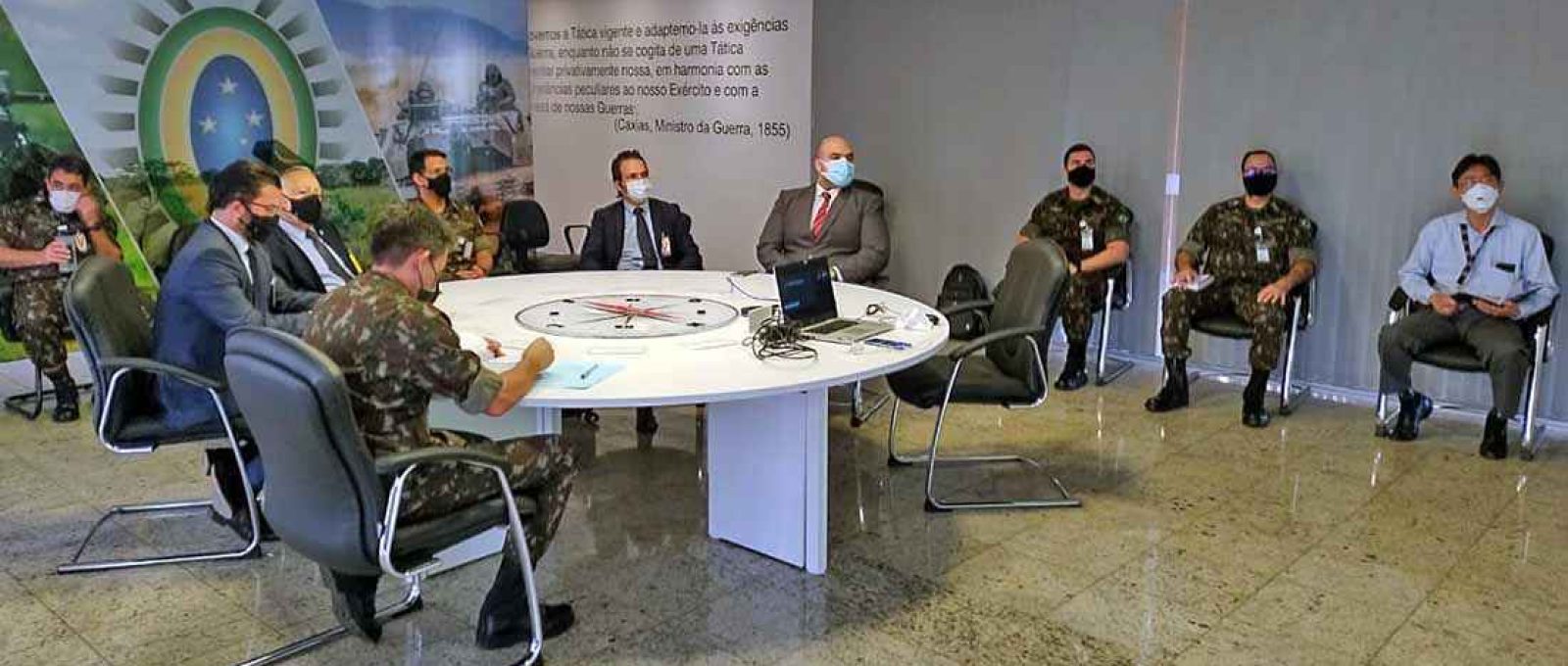 Comitiva da Ares reunida com pessoal do COTER (Foto: Divulgação).