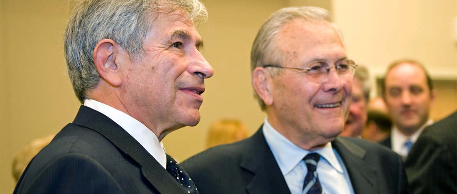 O ex-vice-secretário de Defesa Paul Wolfowitz (esq.) e o ex-secretário de Defesa Donald H. Rumsfeld durante uma cerimônia no Pentágono, 25 de junho de 2010 (Cherie Cullen/Departamento de Defesa).
