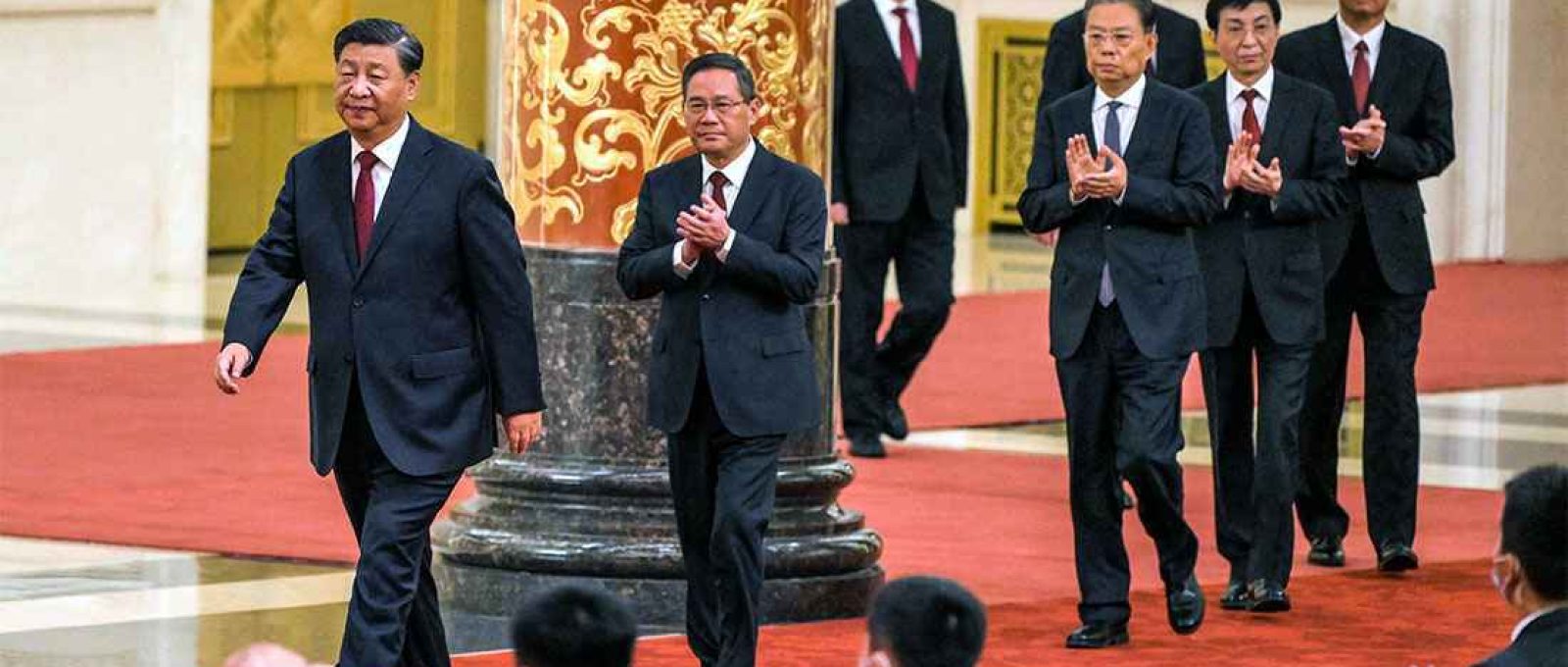 Xi Jinping com os novos membros do comitê permanente do politburo, Li Qiang, Zhao Leji, Wang Huning, Cai Qi, Ding Xuexiang e Li Xi em uma reunião com a mídia no Grande Salão do Povo, Pequim, 23 de outubro de 2022 (Wang Zhao/AFP via Getty Images).
