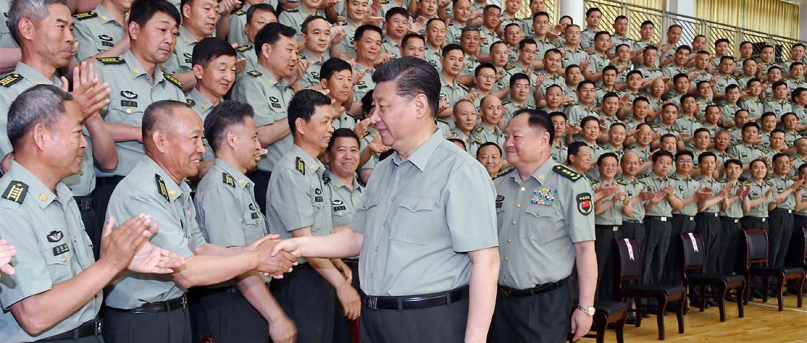 O presidente chinês, Xi Jinping, cumprimenta oficiais militares do Colégio de Infantaria do Exército de Libertação Popular em 21 de maio de 2019 (Li Gang/Xinhua).