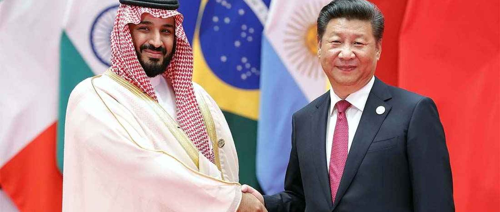 O presidente chinês Xi Jinping (à direita) cumprimenta o príncipe herdeiro saudita Mohammed bin Salman na Cúpula do G20 em 4 de setembro de 2016 em Hangzhou, China (Lintao Zhang/Getty Images).