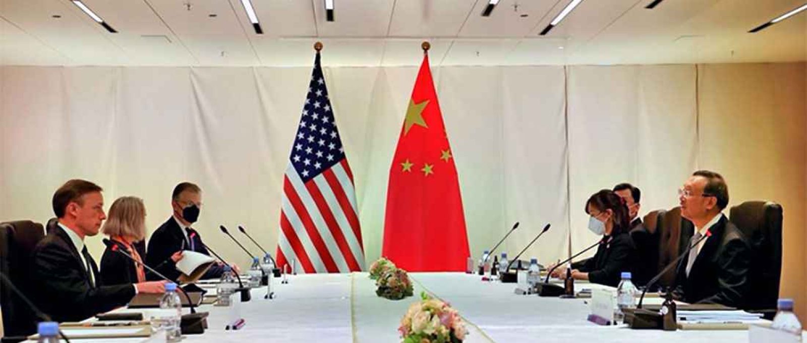 O conselheiro de segurança nacional dos EUA, Jake Sullivan, primeiro à esquerda, em reunião com Yang Jiechi, membro do Birô Político do Comitê Central do Partido Comunista da China, primeiro à direita (Xinhua).